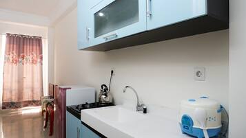 Rom | Eget kjøkken | Kjøleskap, kokeplater og kjøkkenutstyr