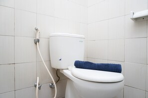 Ducha, artículos de tocador gratuitos, toallas