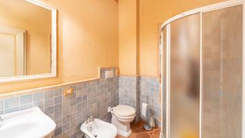 Dusche, Haartrockner, Bidet, Handtücher