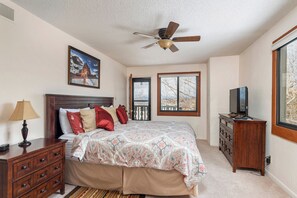 2 bedrooms, desk, iron/ironing board, free WiFi - Fort Marcy 84 | Walk to Plaza | Fireplace | Kitchen | Hot Tub | Pool | End Unit | 2 Levels (Santa Fe)