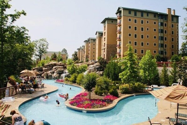 Alberca techada y alberca al aire libre