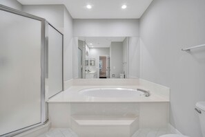 Badewanne, Whirlpool, Haartrockner, Handtücher