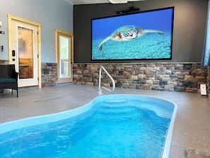 Una piscina cubierta, una piscina climatizada