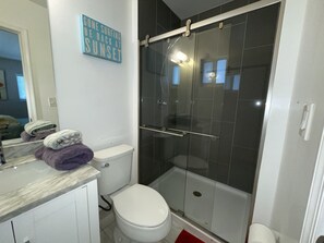Shower, hair dryer, towels, soap - Private and Spacious Studio in great location (Oakland Park)