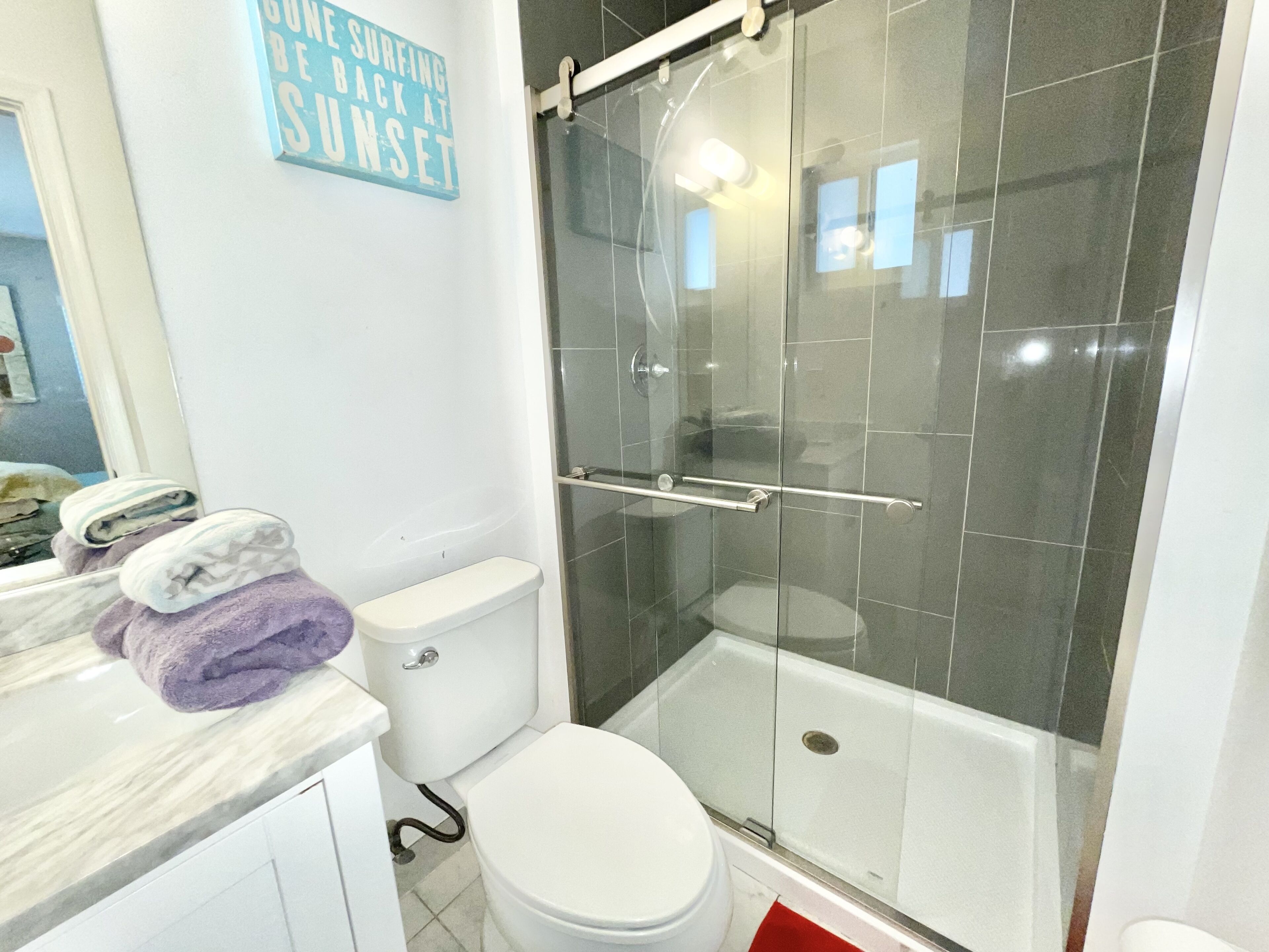 Douche, sèche-cheveux, serviettes fournies, savon