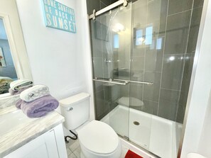 Shower, hair dryer, towels, soap - Private and Spacious Studio in great location (Oakland Park)