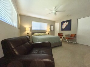 1 habitación, tabla de planchar con plancha, wifi gratis y ropa de cama