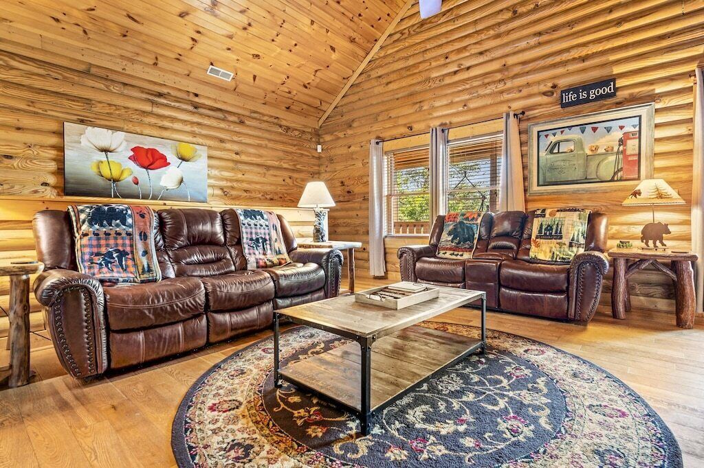 Perfect Relaxing Cabin Getaway! HOT TUB +Near TOWN