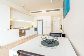 Kühlschrank, Wasserkocher mit Kaffee-/Teezubehör, Hochstuhl