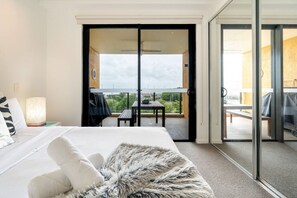 1 dormitorio, escritorio, tabla de planchar con plancha y cuna de viaje