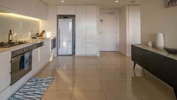 Frigorífico, cafetera o tetera, trona infantil y utensilios de cocina