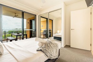 1 chambre, bureau, fer et planche à repasser, lit parapluie