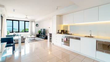 Kjøleskap, kaffetrakter/tekoker, høy barnestol og kjøkkenutstyr