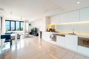 Réfrigérateur, cafetiÚre/bouilloire, chaise haute