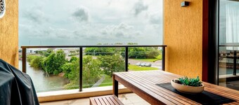 Oceanfront Marvel: Harbour View ~ Pool ~ Parking