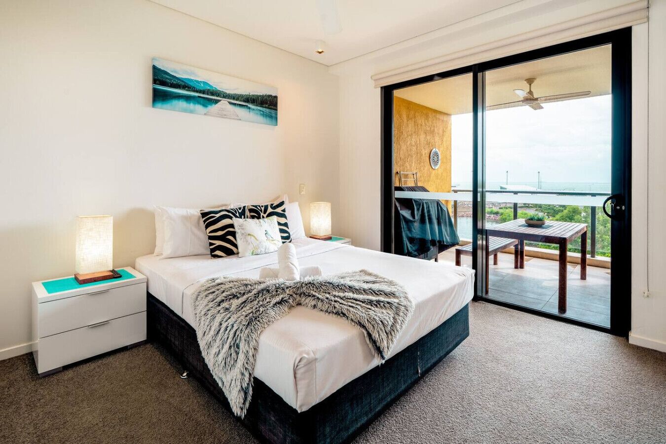 1 dormitorio, escritorio, tabla de planchar con plancha y cuna de viaje