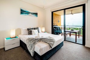 1 間睡房、書桌、熨斗/熨衫板、可攜式嬰兒床