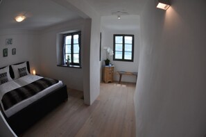 2 chambres, bureau, fer et planche à repasser, lits bébé