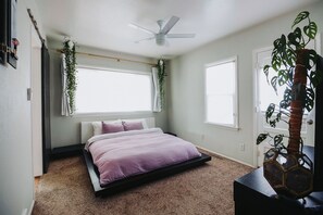 4 bedrooms, desk, iron/ironing board, travel crib