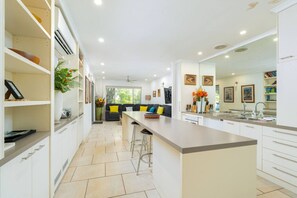 冷蔵庫、電子レンジ、オーブン、コンロ