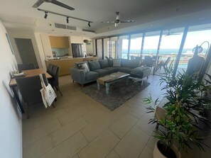TV, toys, books, streaming services - Seaside Serenity: Ocean View ~ Balcony Dining (Darwin)