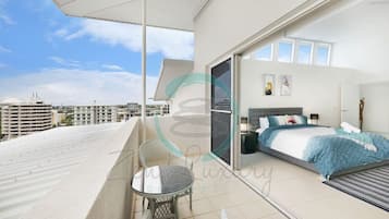 4 habitaciones, escritorio y tabla de planchar con plancha