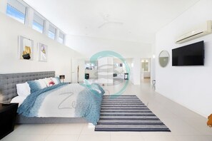 4 chambres, bureau, fer et planche à repasser, lit de bébé portatif