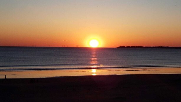 A sunset over a calm sea with a distant shoreline. - COMFORTABLE VILLA NEAR EUROPARK (Vias)