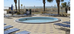 Una piscina al aire libre, una piscina climatizada