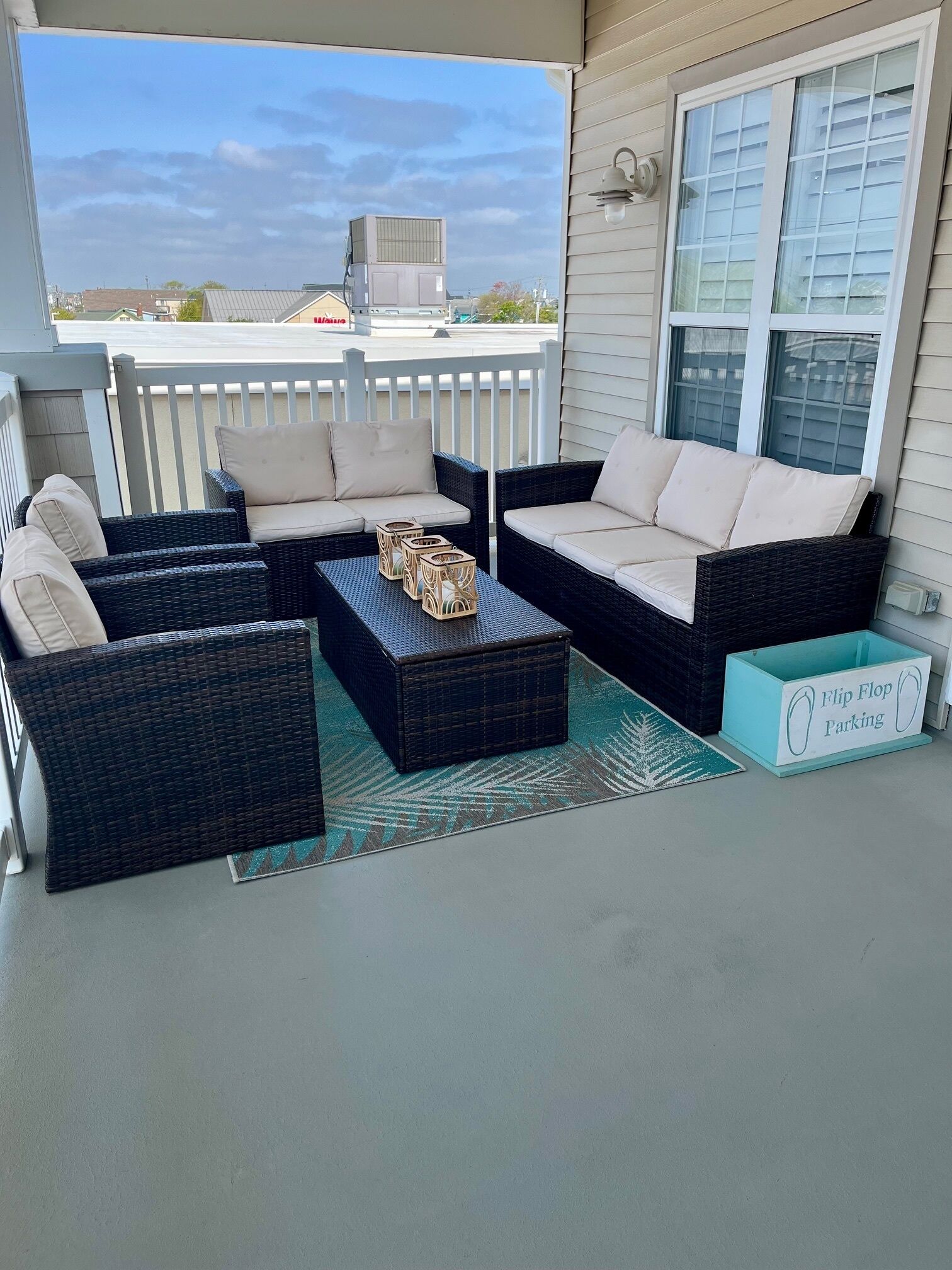 BEAUTIFULLY UPDATED CONDO ONLY 2.5 BLOCKS TO THE BEACH/BOARDS