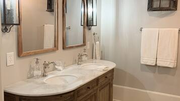 Douche, sĂšche-cheveux, serviettes fournies