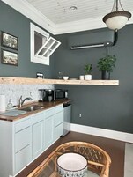 Frigobar, microondas, cafetera/tetera, horno eléctrico