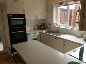 Fridge, microwave, oven, stovetop - Comfortable Family Stay With Parking and Gardens (Cambridge)