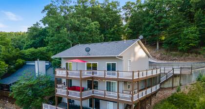 New! Lakefront 8 Bedroom Family Entertainer! Boat Dock, Hot Tub, Fire Pit, Wi-Fi