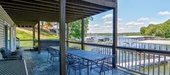 New! Lakefront 8 Bedroom Family Entertainer! Boat Dock, Hot Tub, Fire Pit, Wi-Fi