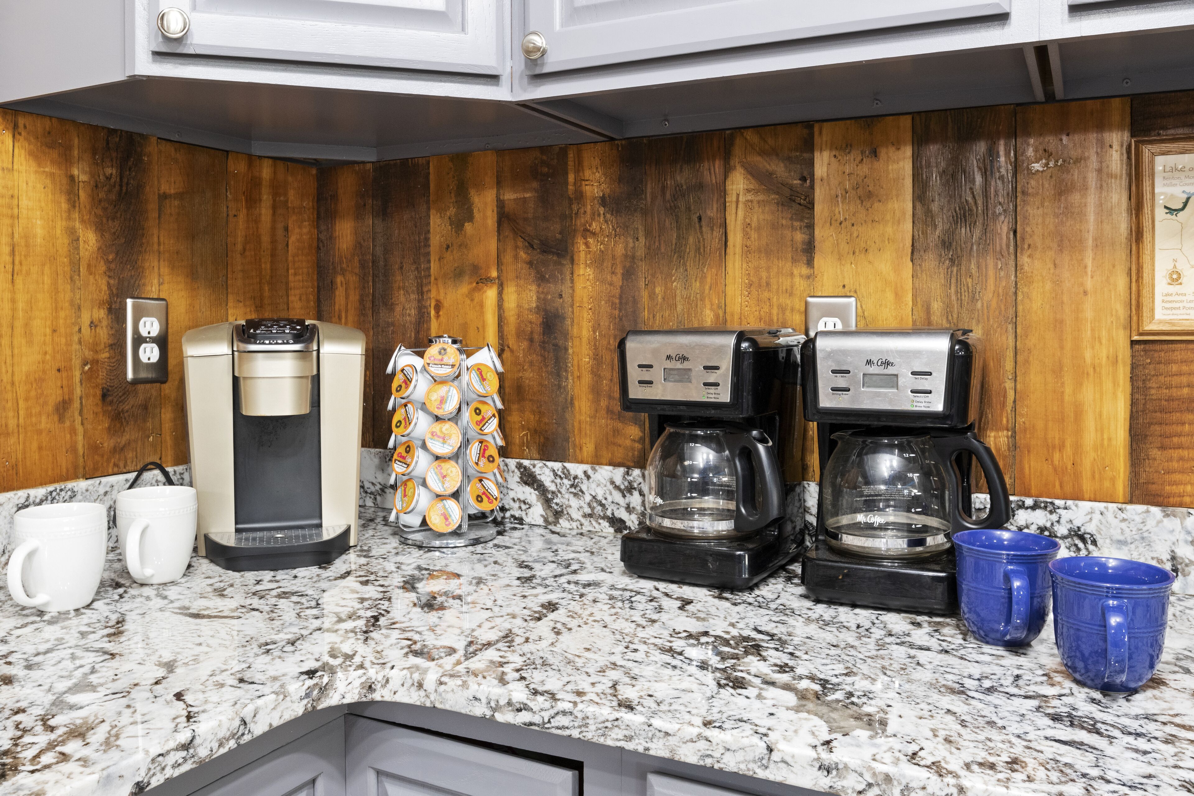 New! Lakefront 8 Bedroom Family Entertainer! Boat Dock, Hot Tub, Fire Pit, Wi-Fi