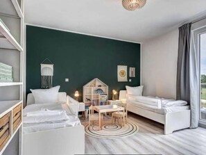 2 bedrooms, desk, travel crib, free WiFi - Family-friendly apartment with a view of the Szczecin Lagoon (Zirchow)