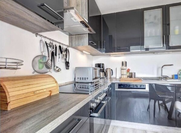 Fridge, microwave, oven, stovetop - Family-friendly apartment with a view of the Szczecin Lagoon (Zirchow)