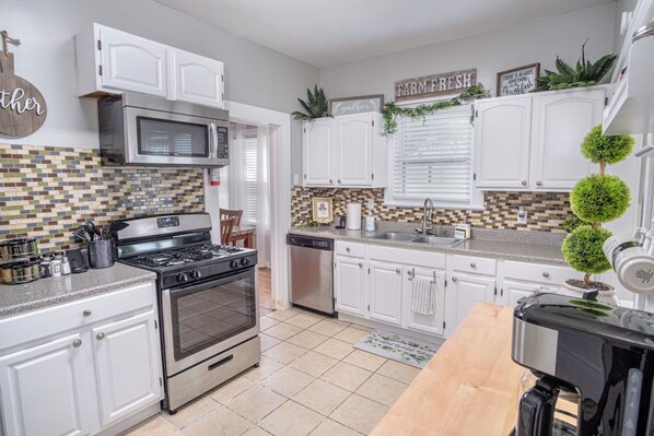 Casa (3 Bedrooms) | Cozinha privada | Micro-ondas, fogão, cooktop, talheres/pratos/utensílios de cozinha