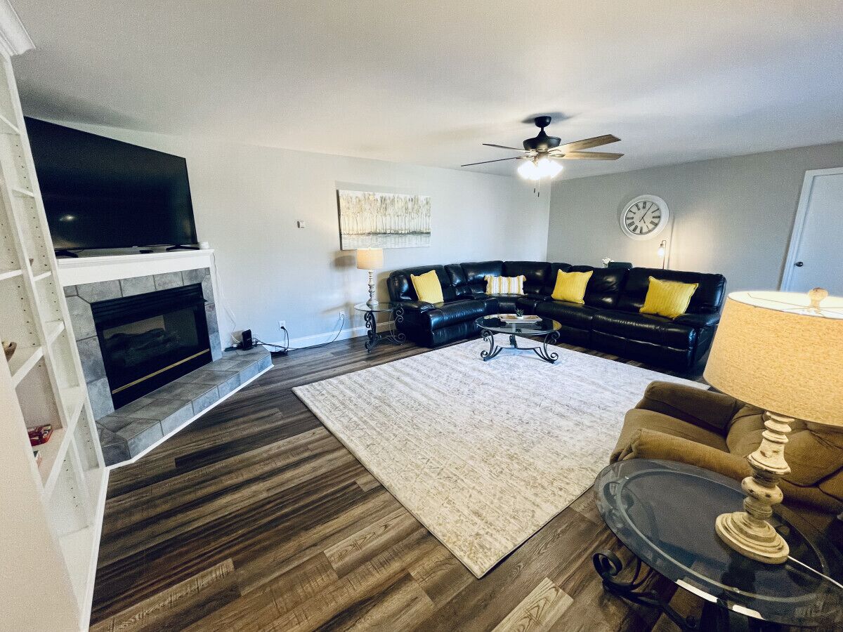 TV connectée, cheminée, livres