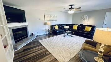 TV connectée, cheminée, livres