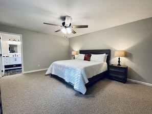 3 bedrooms, desk, free WiFi - Lakefront Retreat with Dock and Fire Pit (Gilbertsville)