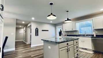 Réfrigérateur, four à micro-ondes, un four, surface de cuisson