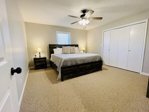 3 bedrooms, desk, free WiFi - Lakefront Home with Private Dock (Gilbertsville)