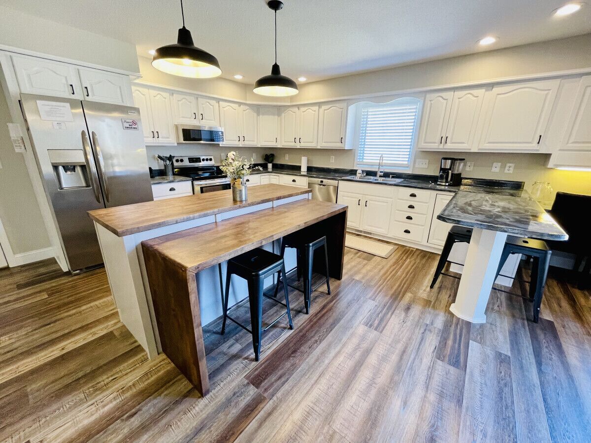 Réfrigérateur, four à micro-ondes, un four, surface de cuisson