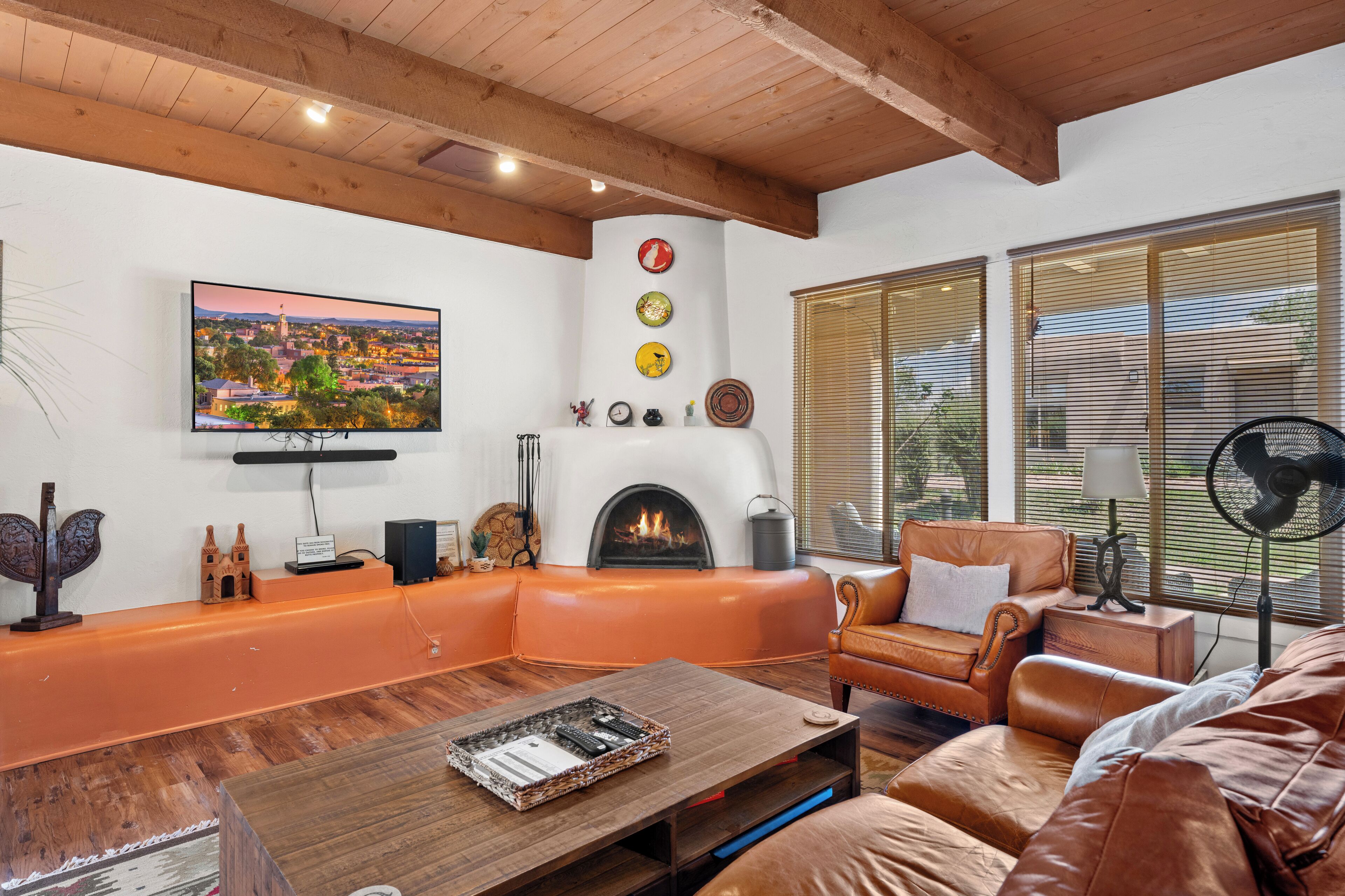 Smart TV, chimenea, reproductor de DVD y libros 