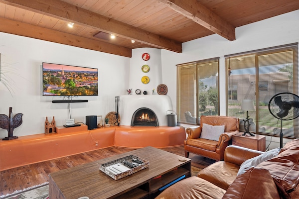 Smart-tv, eldstad, dvd-spelare och böcker