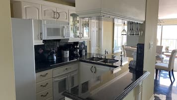 Een koelkast, een microgolfoven, een oven, een kookplaat