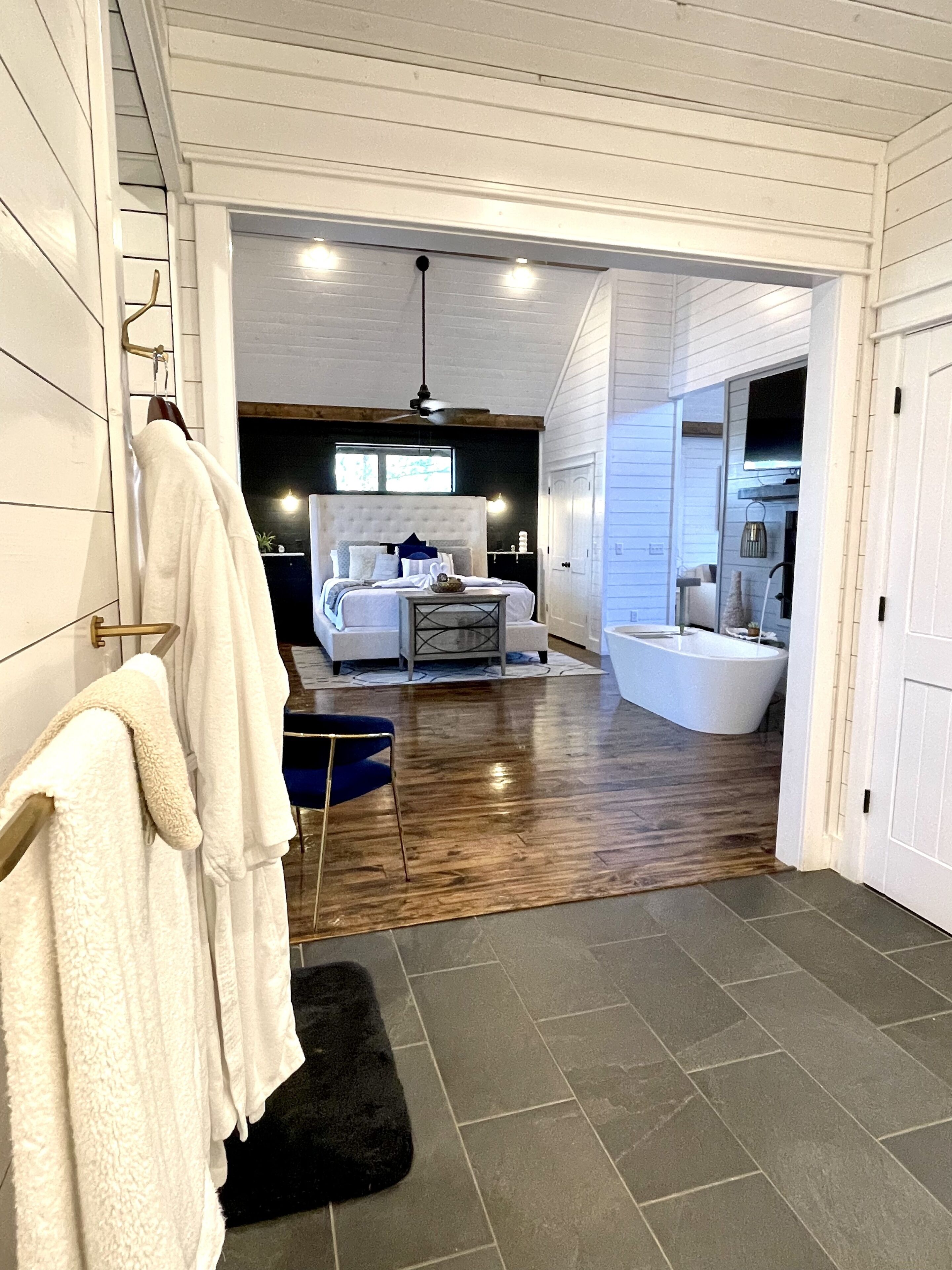 1 室のベッドルーム、デスク、アイロン / アイロン台、WiFi (無料)