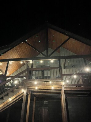 Un bâtiment doté d’un intérieur en bois, d’un balcon et d’un escalier.